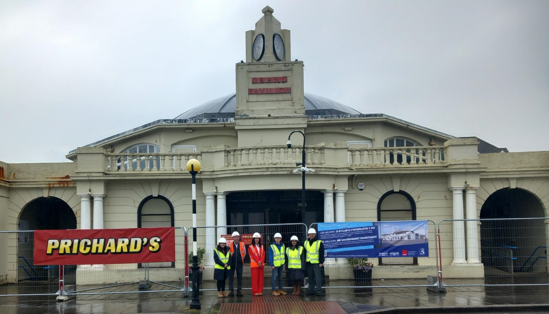 (l to r): Nicola Lewis (BCBC), Mike Dean and Pippa Pritchard (Pritchard’s Demolition), Richard Hughes (Awen), Cllr Neelo Farr, Cabinet Member, BCBC and Council Leader, John Spanswick outside the historic building in Porthcawl.