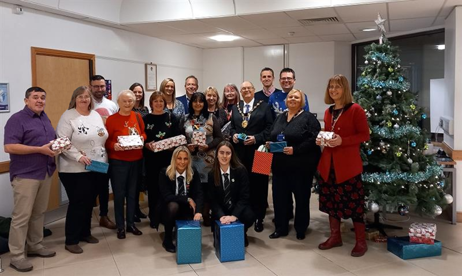 Team effort: Council Leader, Cllr Huw David, Deputy Leader, Cllr Jane Gebbie, Cabinet Members Cllr Neelo Farr and Cllr Rhys Goode, The Mayor of Bridgend County Borough, Cllr William Kendall with partners, volunteers, and pupils from Bryntirion School.